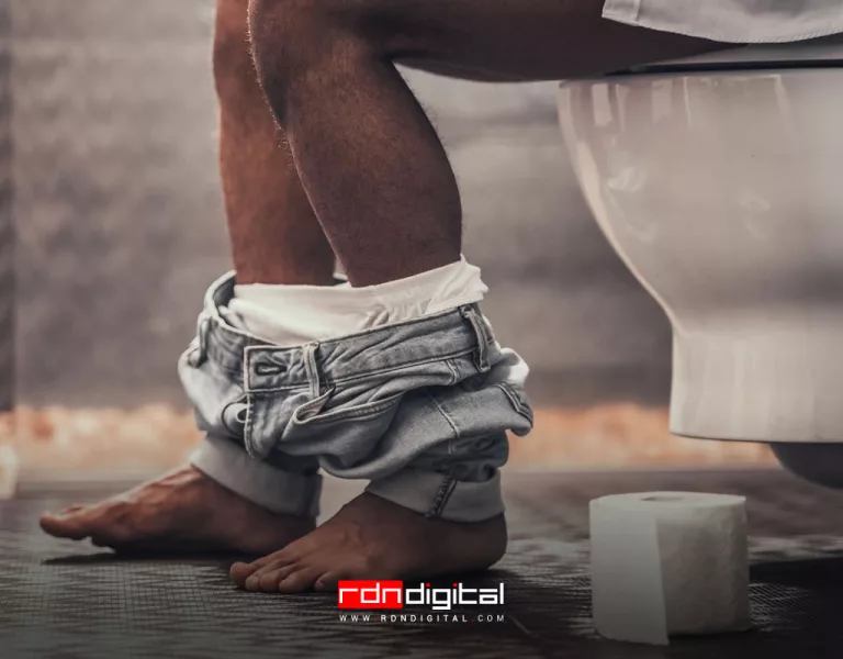 los hombres deberían orinar sentados