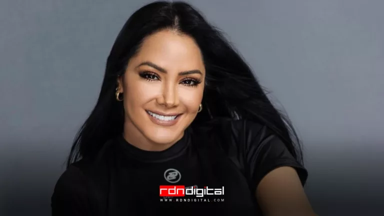 Norkys Batista y hilo dental