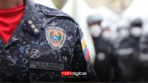 policía toca a una mujer en Caracas