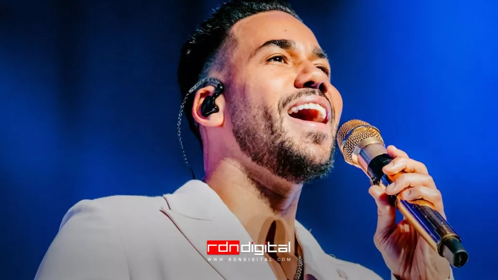 Romeo Santos canta con un policía