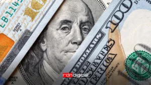 Cómo las mafias convierten los bolívares en dólares falsos