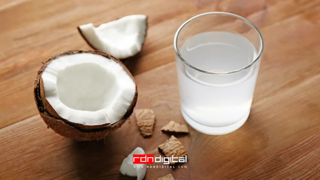 beneficios del agua de coco