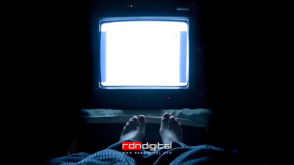 dormir con la televisión encendida