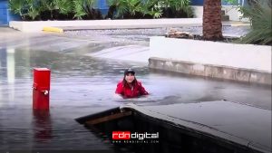 reportera cae al agua