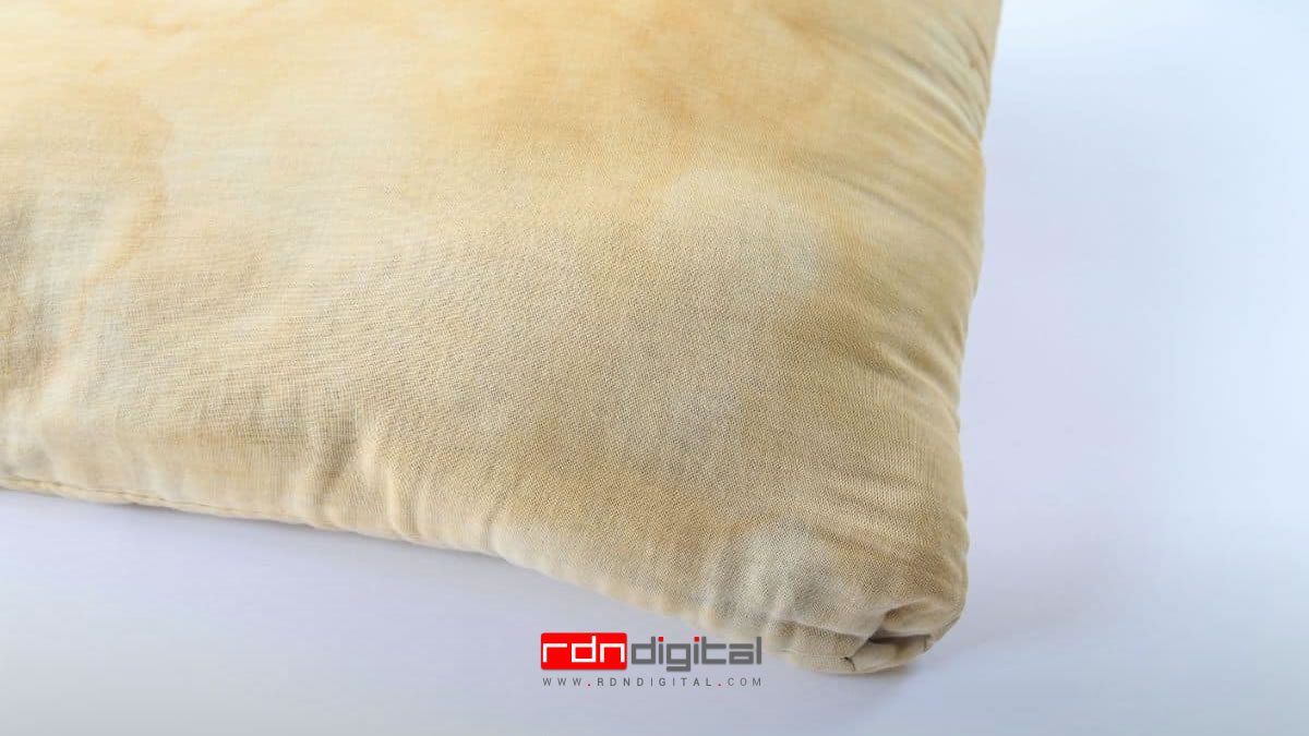 almohadas manchas amarillas